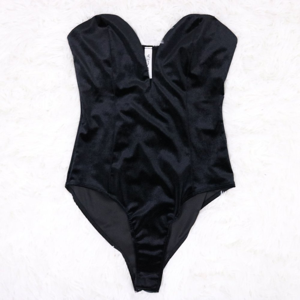 M Boutique black velvet strapless bodysuit b633